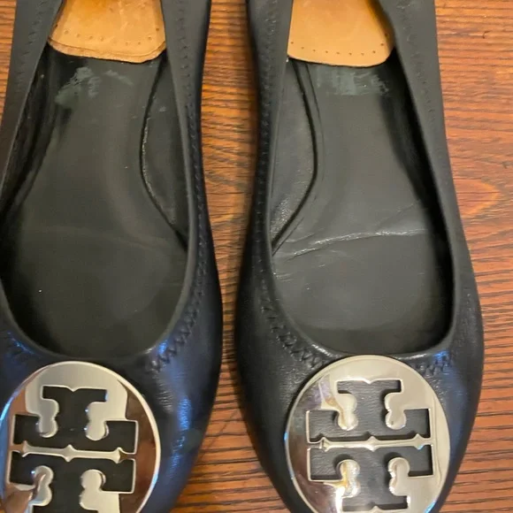 Womens 8 M Tory Burch Reva Gold Logo Ballet Flats Black Leather Slip On Shoes - Picture 3 of 7